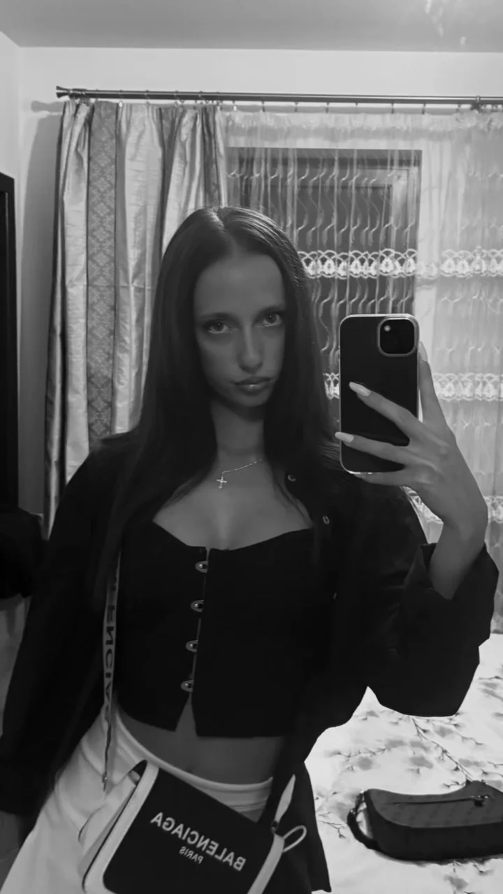 Stunning teen slut Amelia image 14