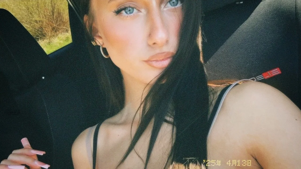 Stunning teen slut Amelia image 19
