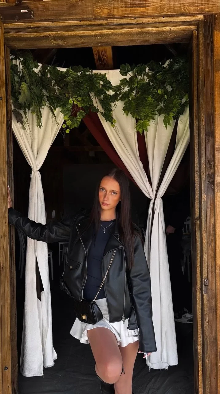 Stunning teen slut Amelia image 22