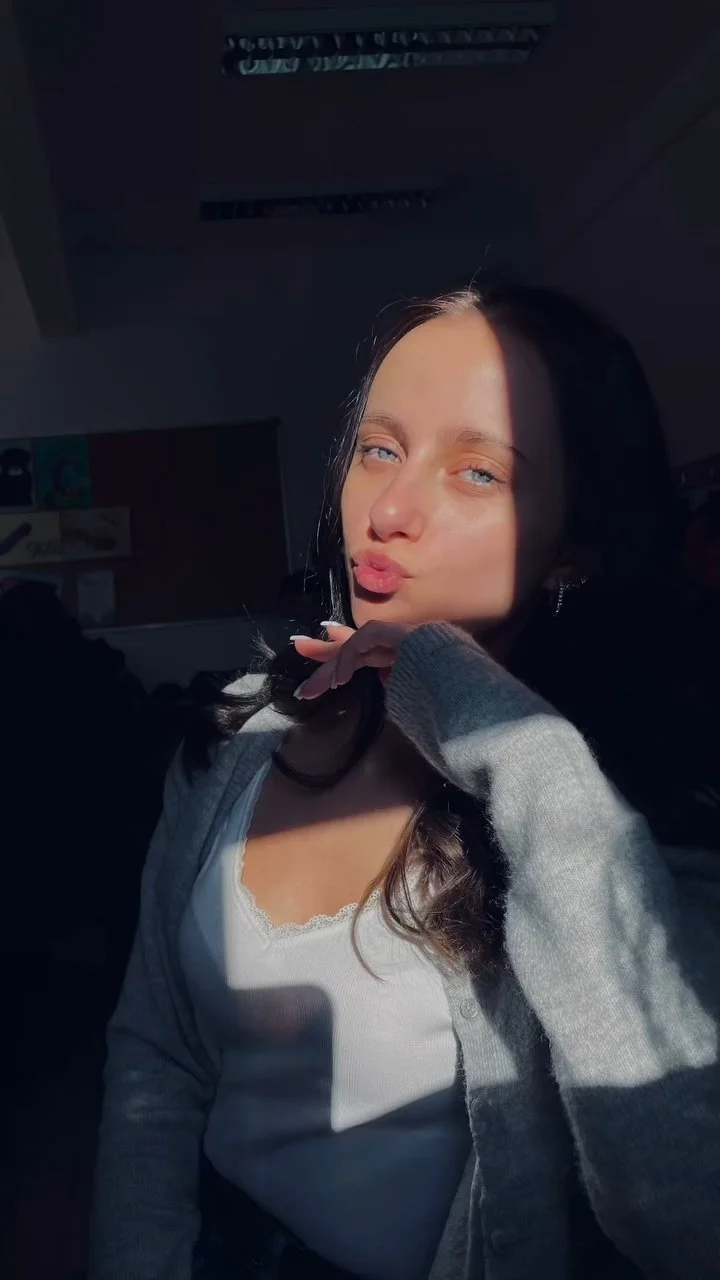 Stunning teen slut Amelia image 5