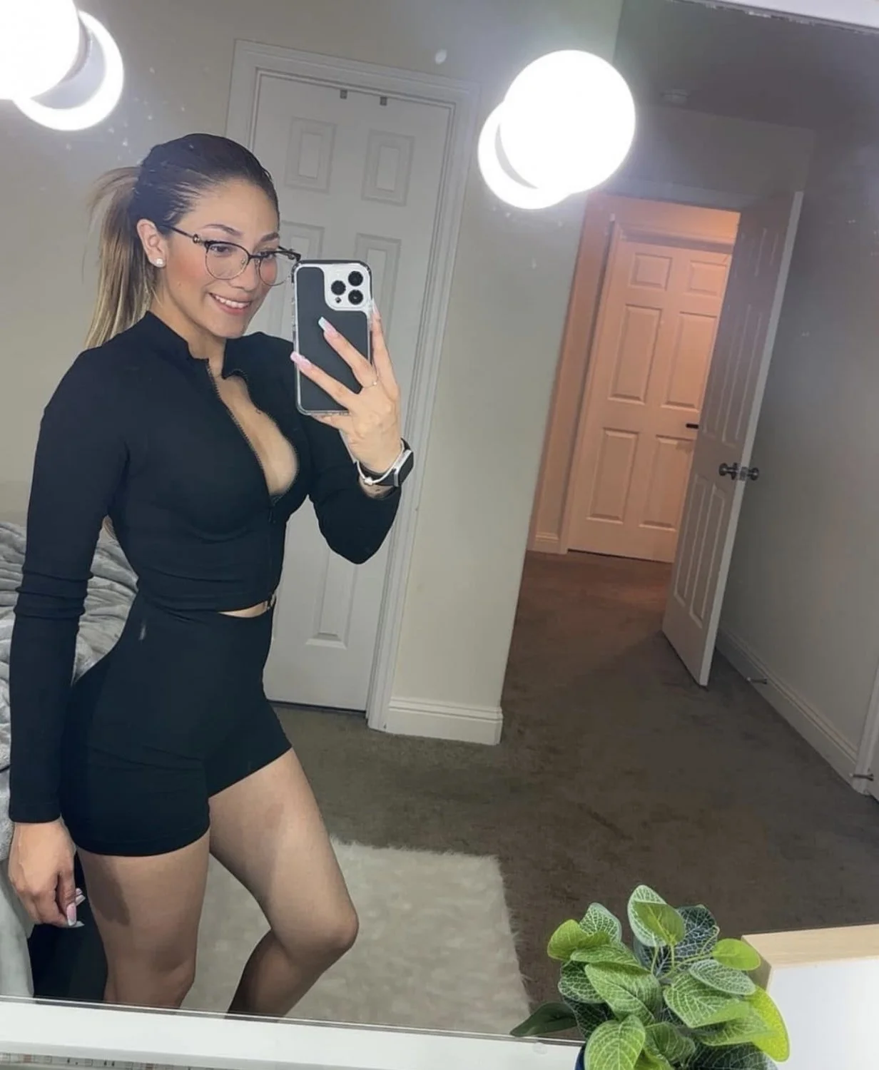 Petite Honduran latina image 8