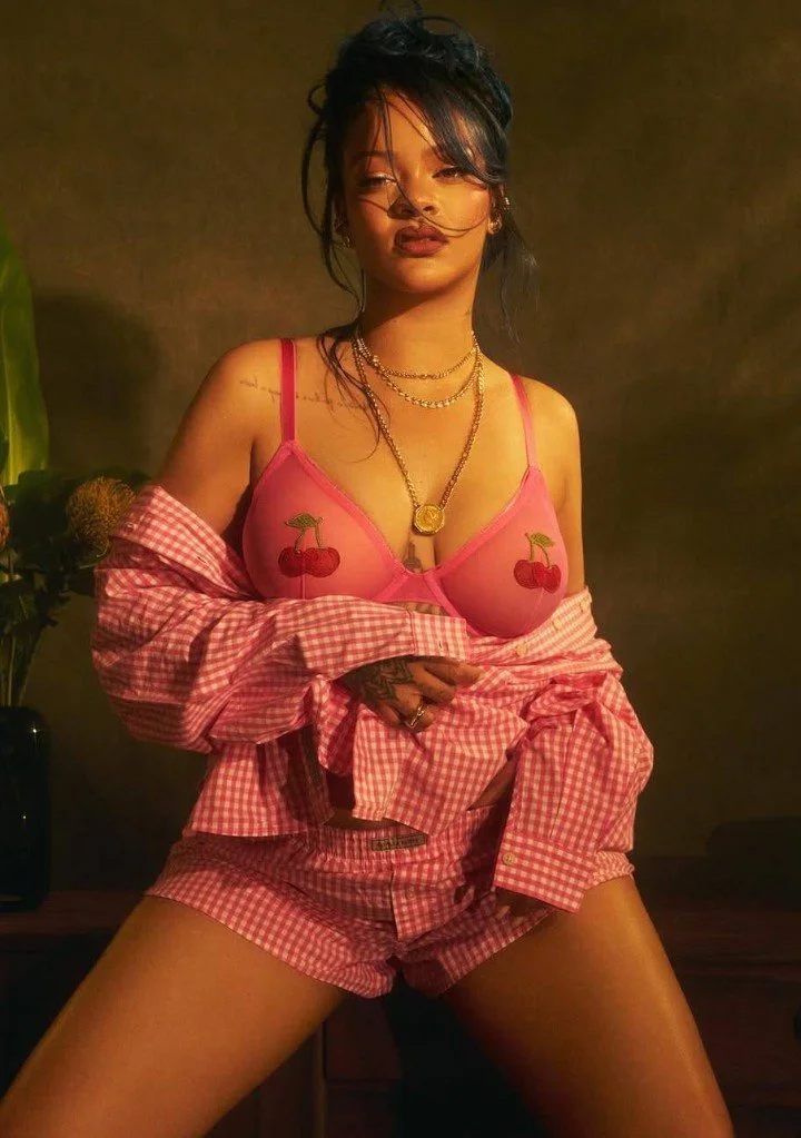 Rihanna 🩷 🖤 ♥️ image 2