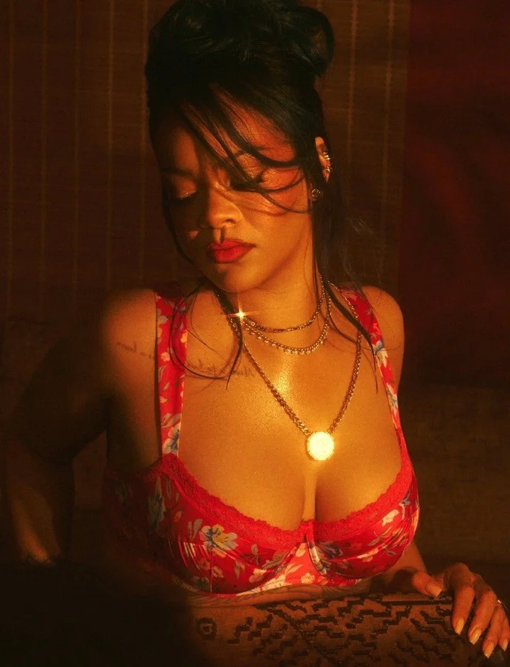 Rihanna 🩷 🖤 ♥️ image 7