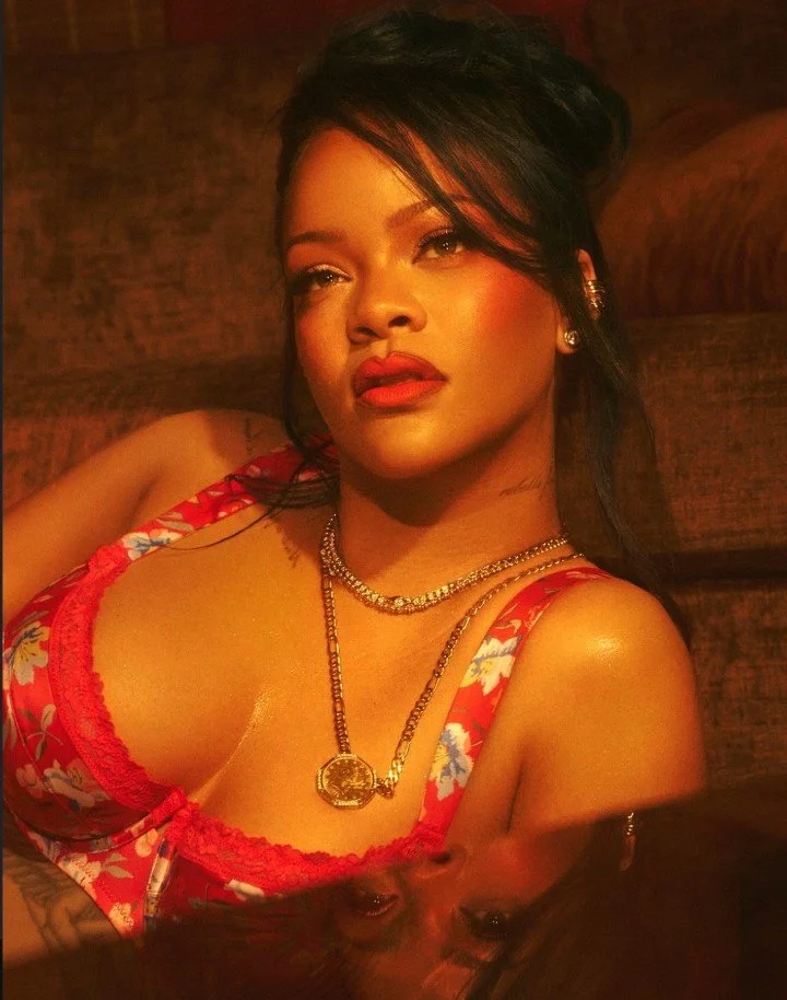 Rihanna 🩷 🖤 ♥️ image 8