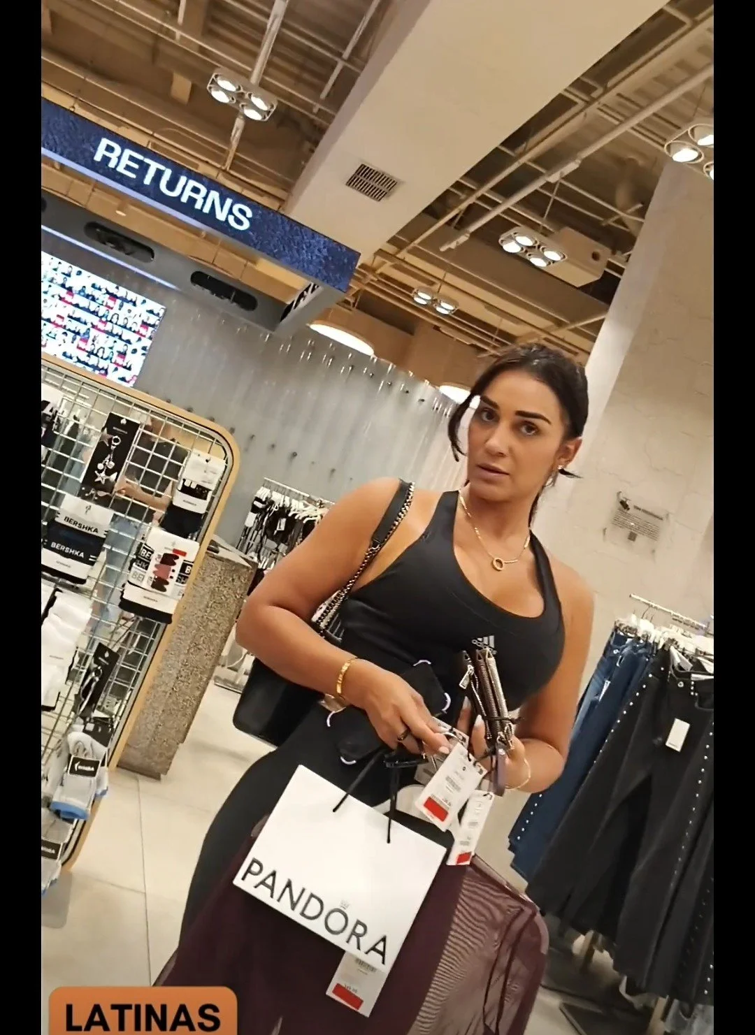 Flagra de uma gostosa fazendo compras em uma loja (ela percebeu a câmera no final) image 3