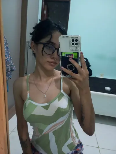Puta magrinha gostosa caiu na net! putinha foi vazada depois de mandar os nudes pro ficante cover image