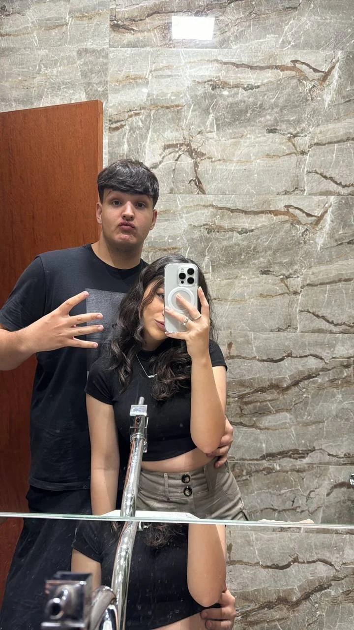 gordinho se aproveitando da namorada sentando nele image 1