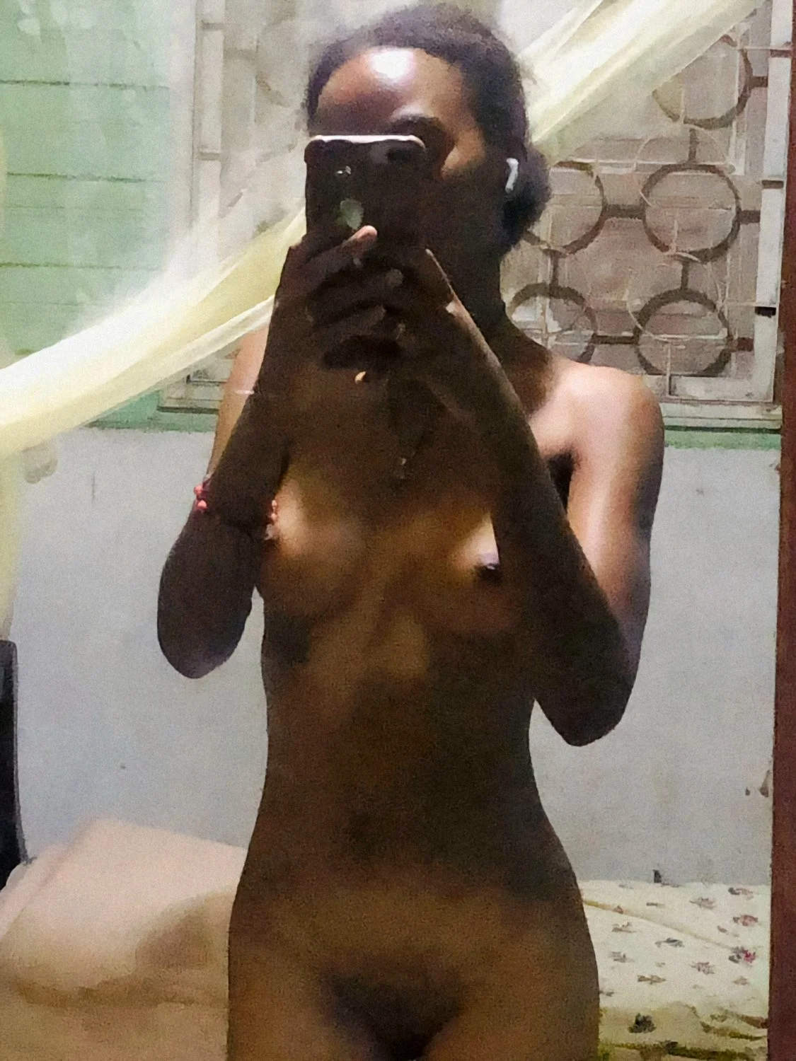 Petite malgache timide et coquine image 2