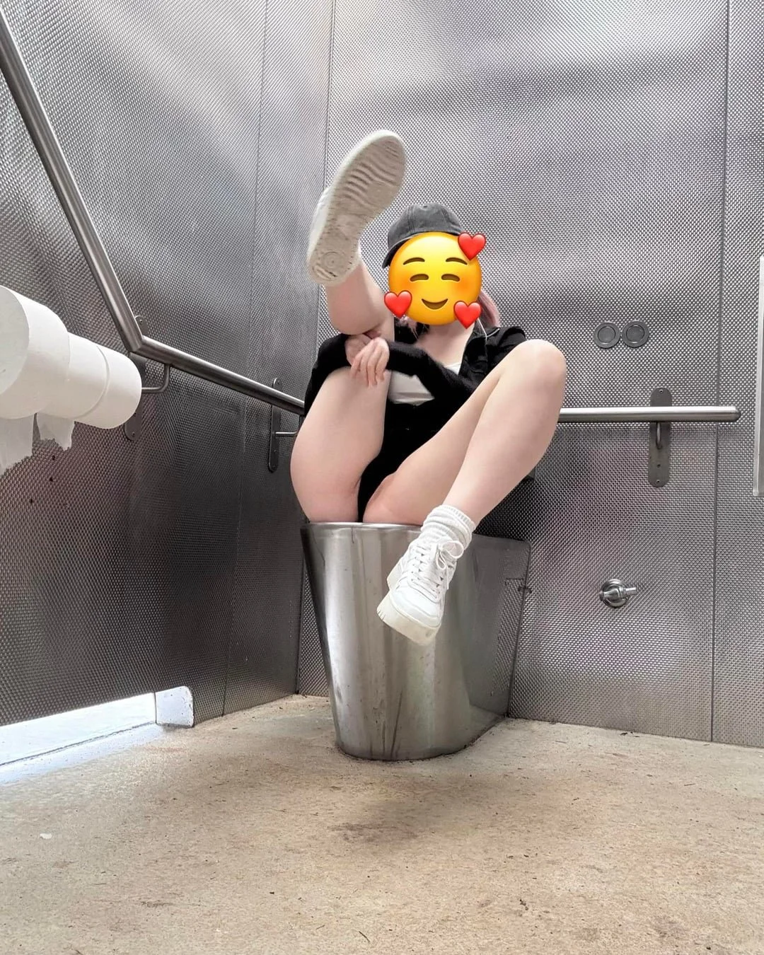 Reddit cunt in a public toilet for men's validation image 6
