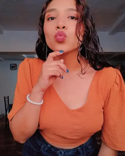 Elena Delgado cantante Peruana expuesta para tributar cover image