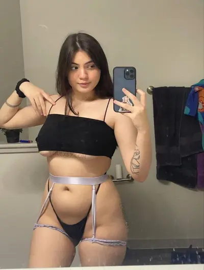 Mayra Latina hermosa blanquita sexy culona deliciosa mamando verga y cojiendo rico coño rosadita cover image