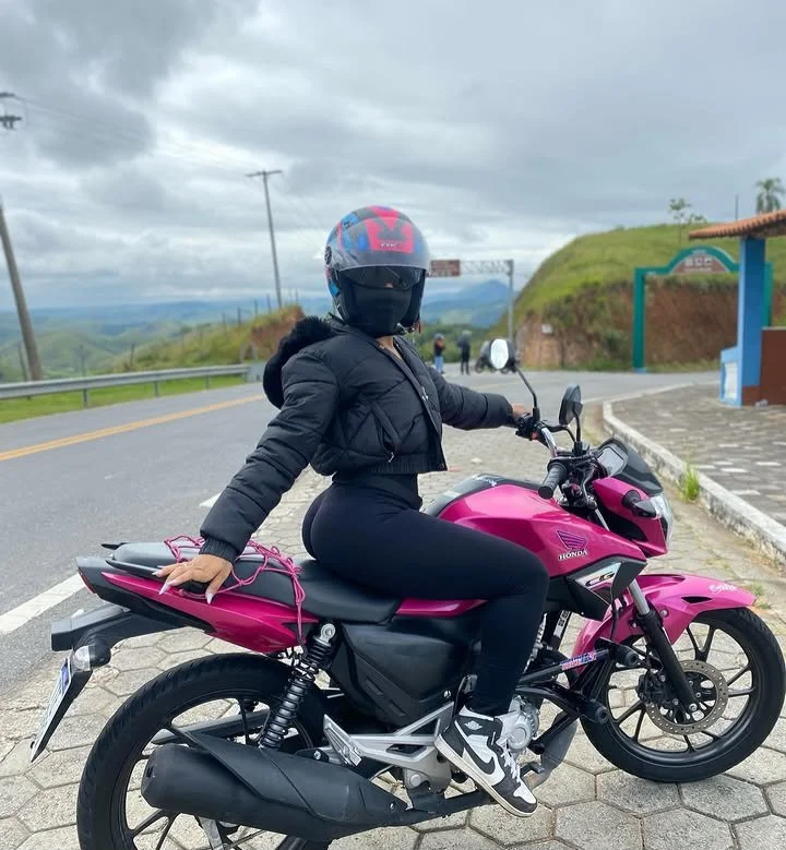 Gostosas em cima da moto image 10