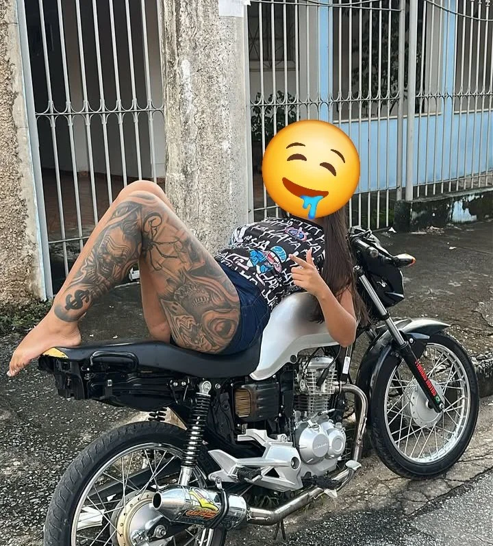 Gostosas em cima da moto image 13