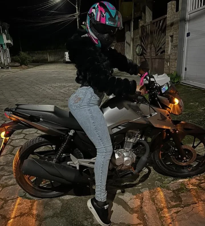 Gostosas em cima da moto image 17