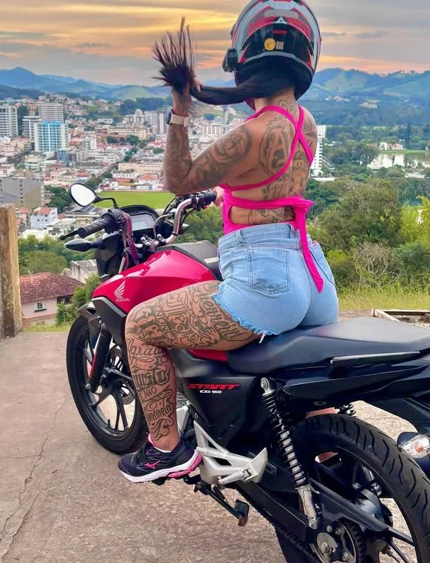 Gostosas em cima da moto image 8