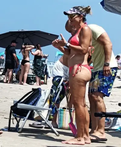 Playita #Voyeur #Nalgona 😍🍑🔥🧀🤤 de que raza será el perro 🤔 cover image