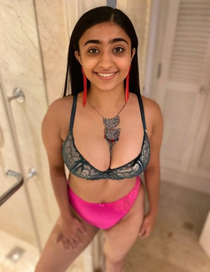 🇮🇳 Busty Indian teen 🇮🇳 image 4