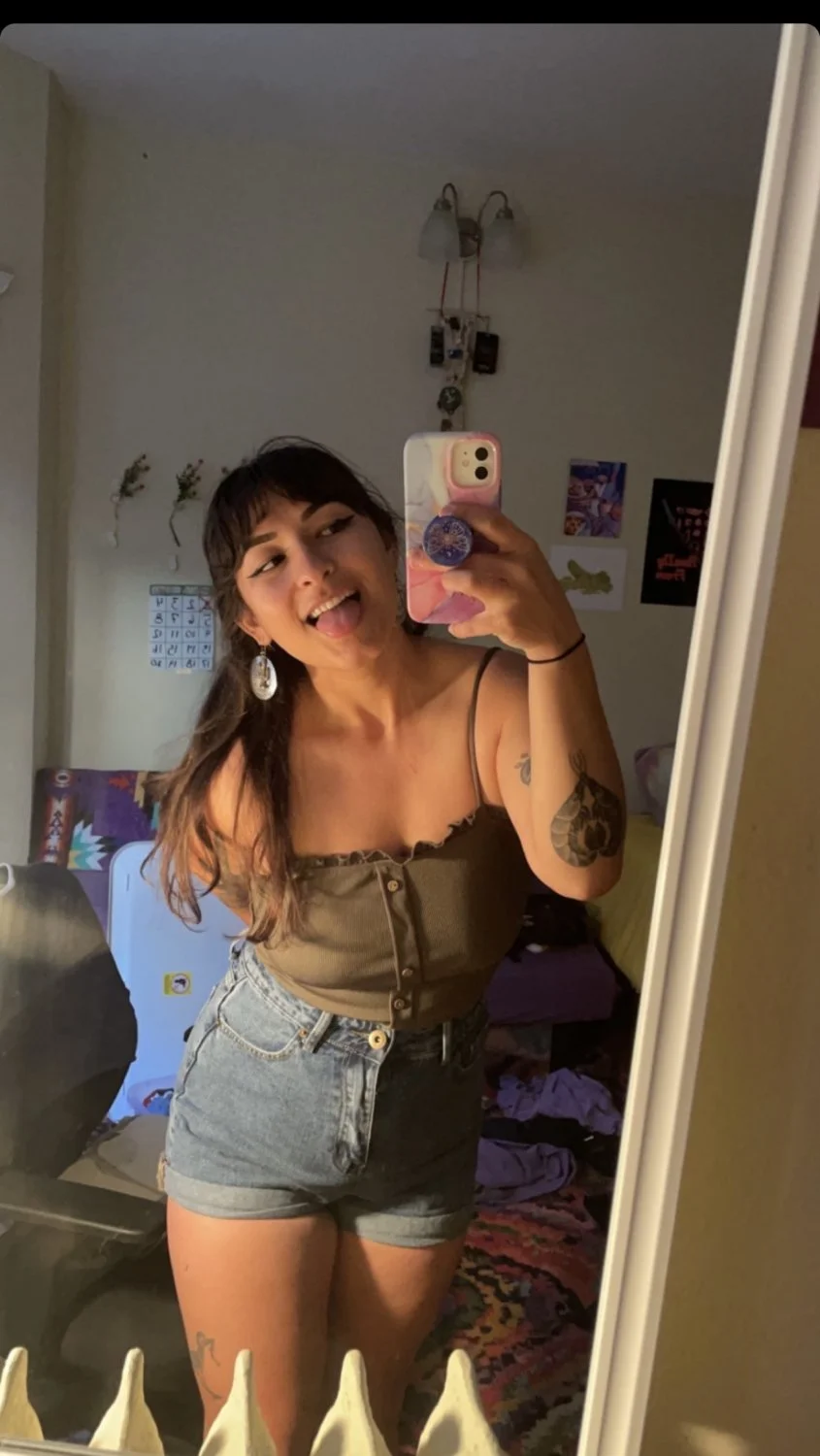 dumb college ex gf Alyssa and her fat tits image 3