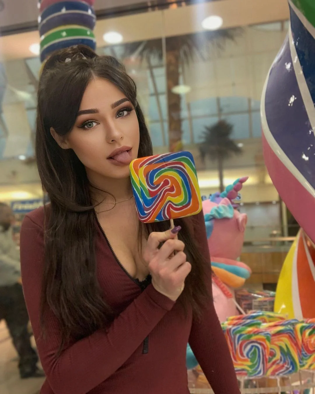Pretty Petite Hannah image 3