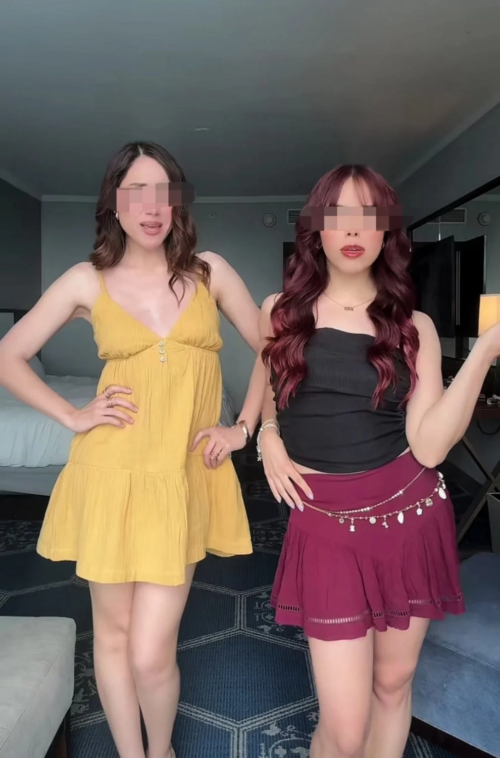 Carolina Diaz y su puta amiga se quitan sus vestidos mostrando sus sensuales cuerpos desnudos 🔥 main image