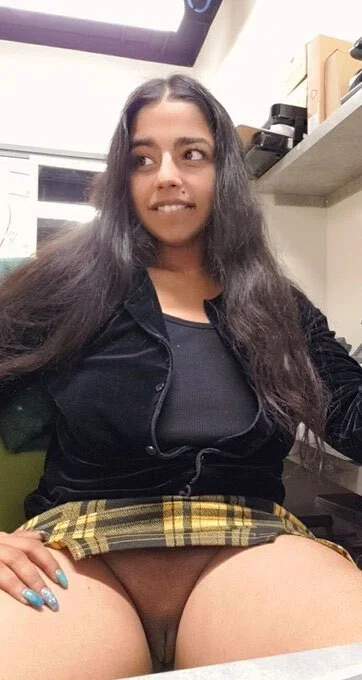 Mexicana secretaria morena Morocha culona cachonda en su trabajo manda nudes de su coño y sus tetas image 1