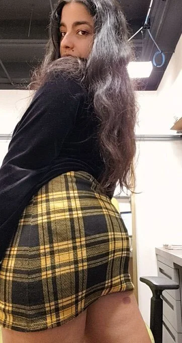 Mexicana secretaria morena Morocha culona cachonda en su trabajo manda nudes de su coño y sus tetas image 2