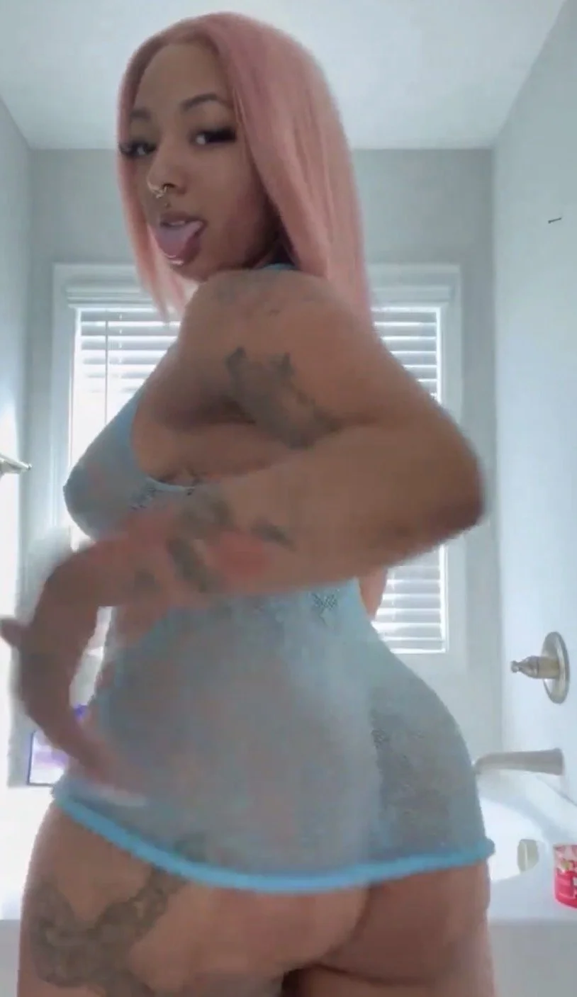 Lightskin baddie image 1