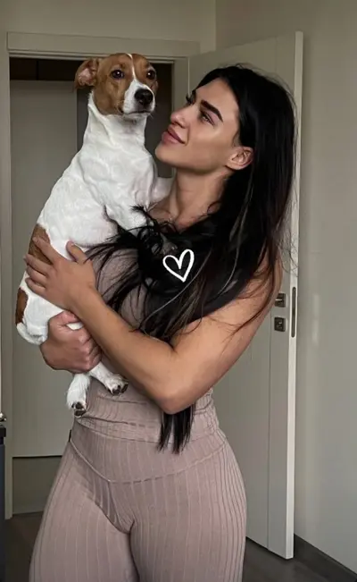 Y esta belleza sabe quien es alguien cover image