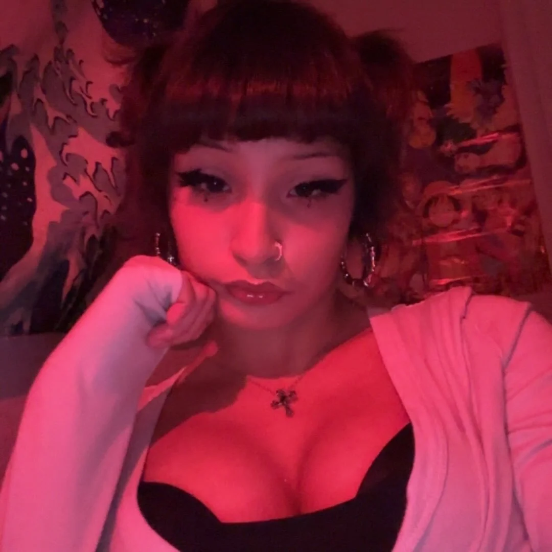 Petite Latina gf image 4