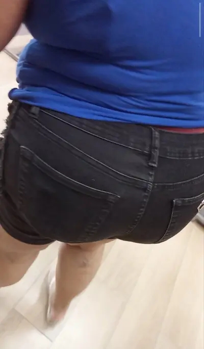 Coroa gorda do rabo grande fazendo compras cover image