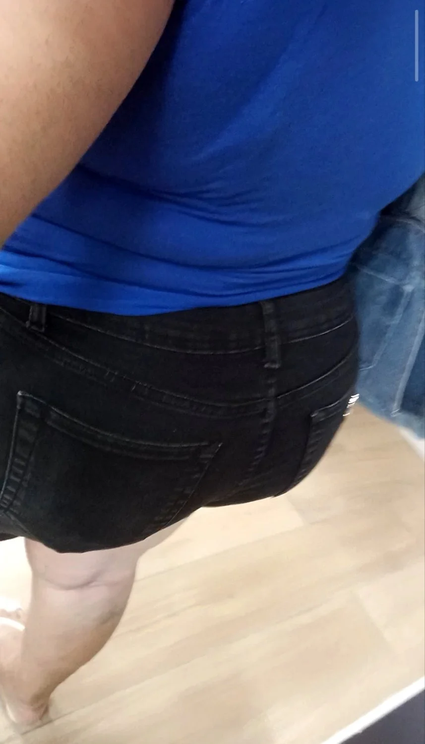 Coroa gorda do rabo grande fazendo compras image 15