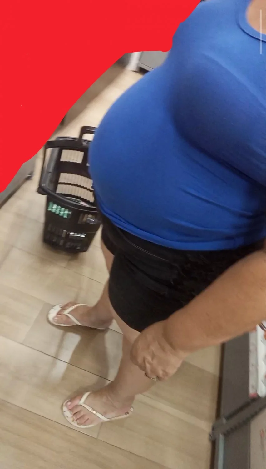 Coroa gorda do rabo grande fazendo compras image 16