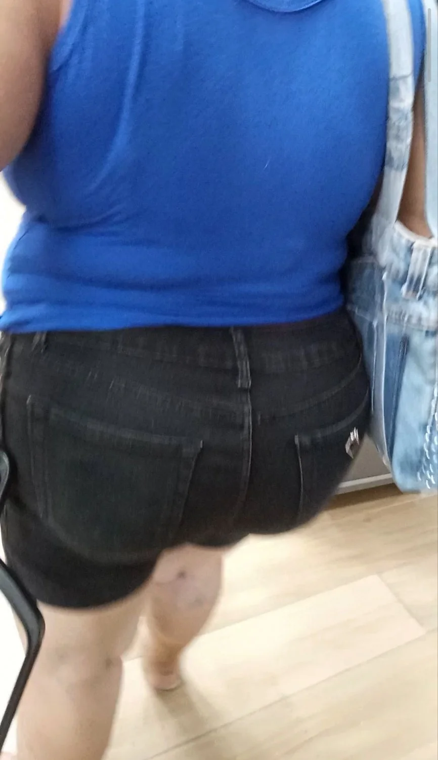 Coroa gorda do rabo grande fazendo compras image 17