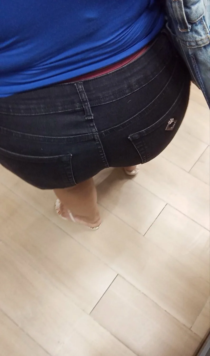 Coroa gorda do rabo grande fazendo compras image 18