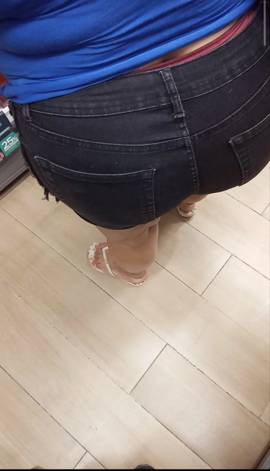 Coroa gorda do rabo grande fazendo compras image 19