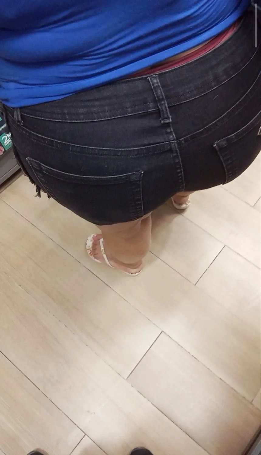Coroa gorda do rabo grande fazendo compras image 20