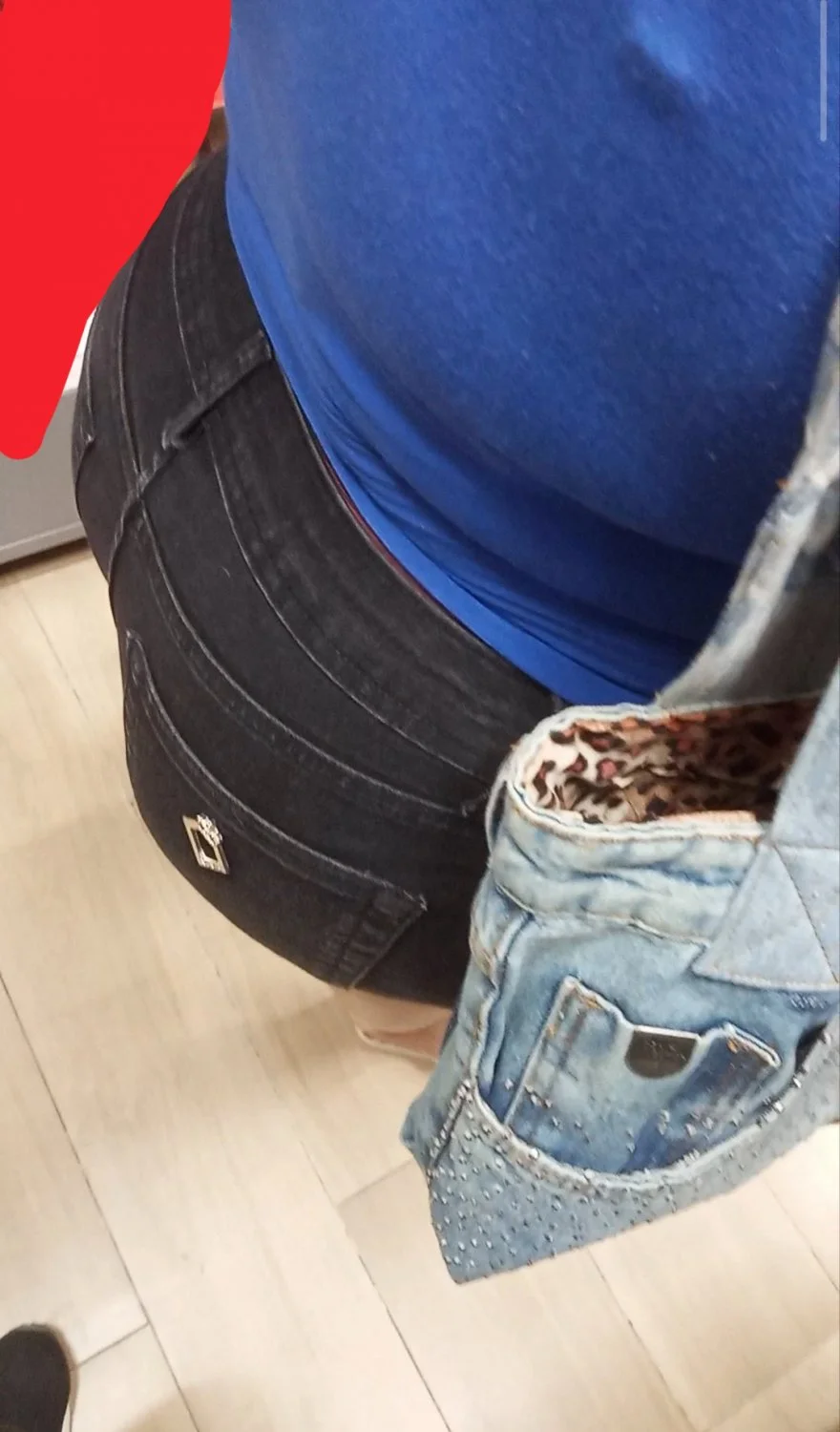 Coroa gorda do rabo grande fazendo compras image 23