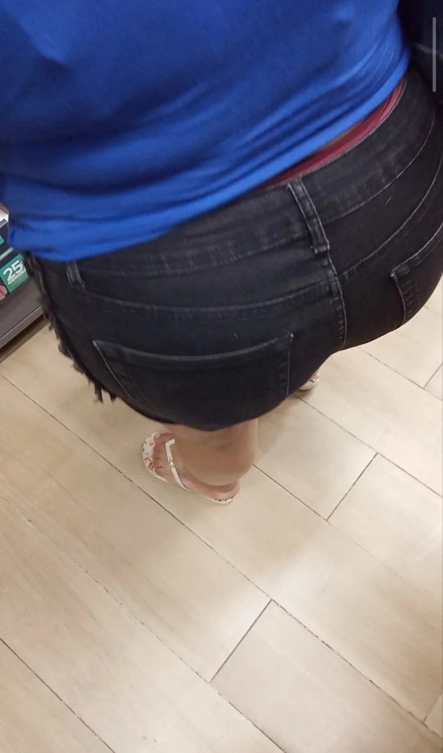 Coroa gorda do rabo grande fazendo compras image 24