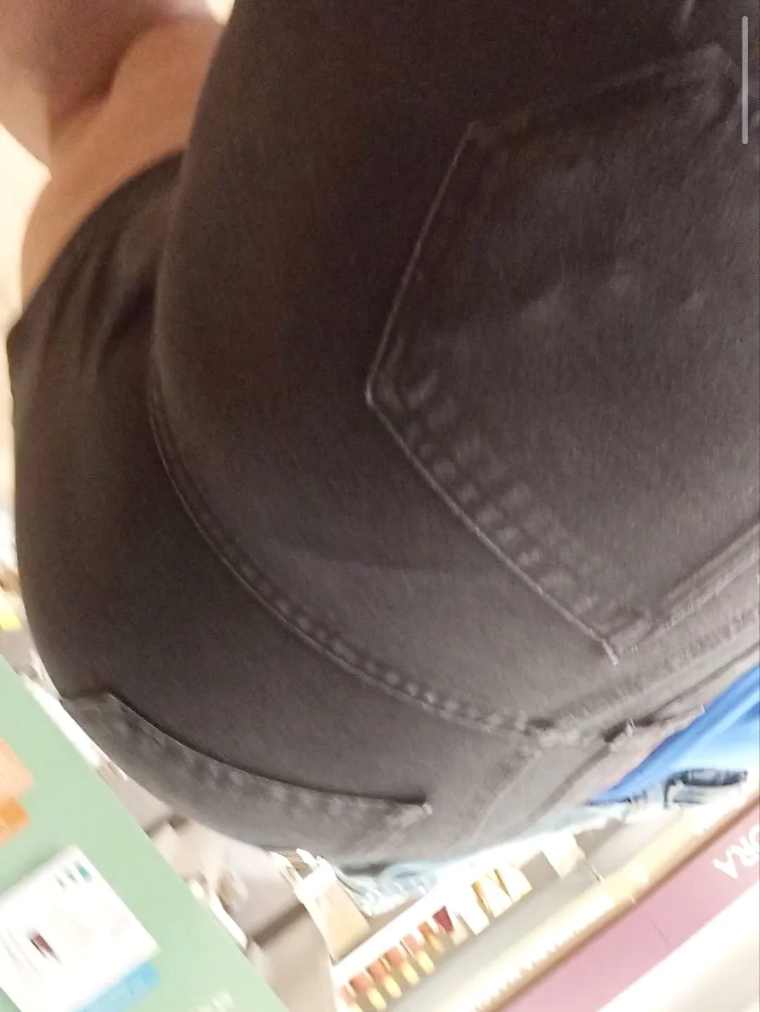 Coroa gorda do rabo grande fazendo compras image 3