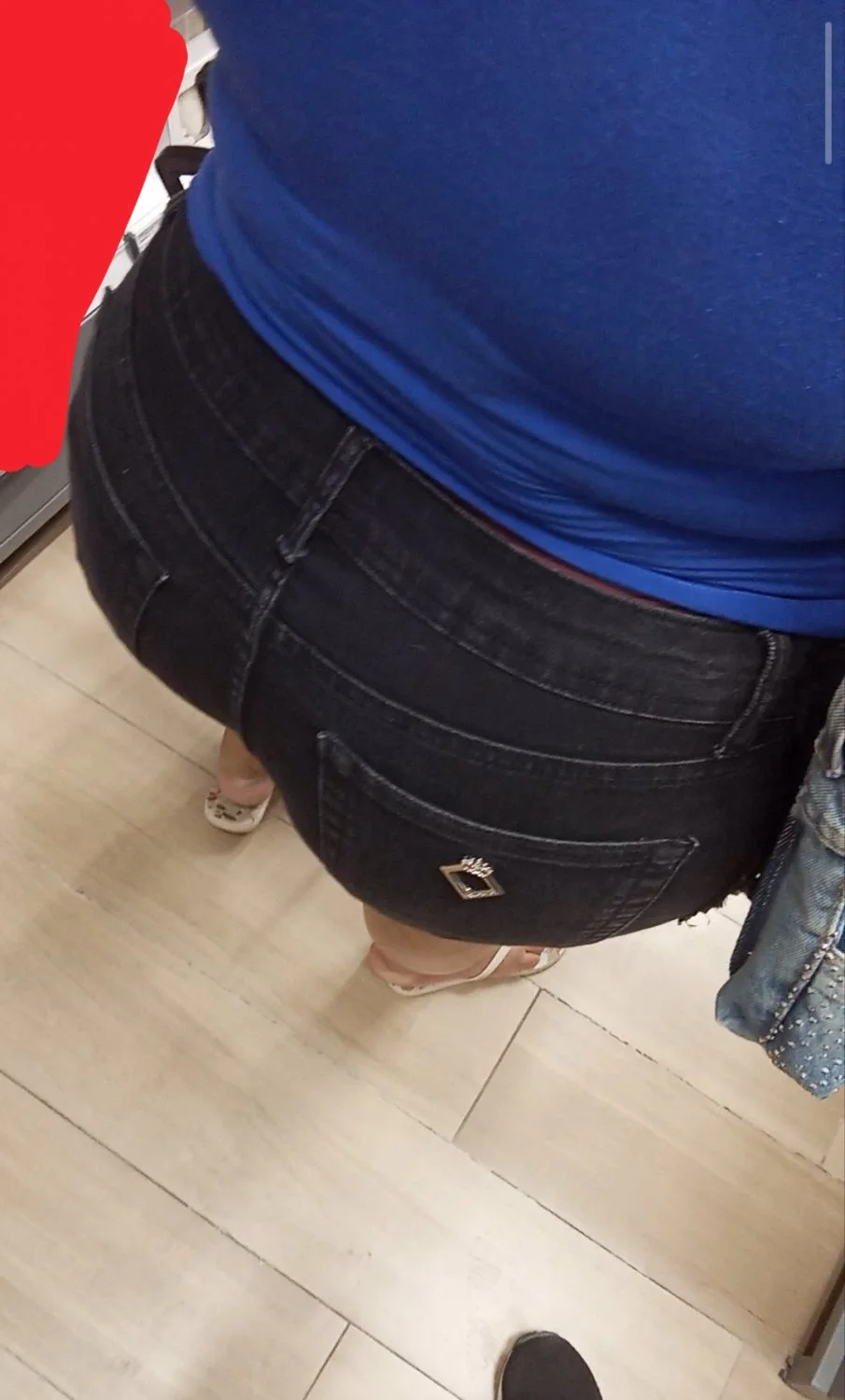 Coroa gorda do rabo grande fazendo compras image 30