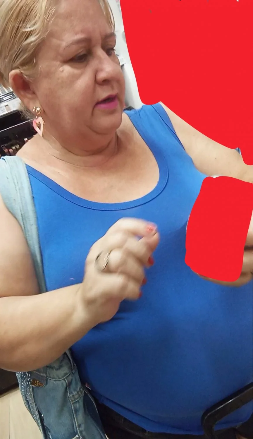 Coroa gorda do rabo grande fazendo compras image 31
