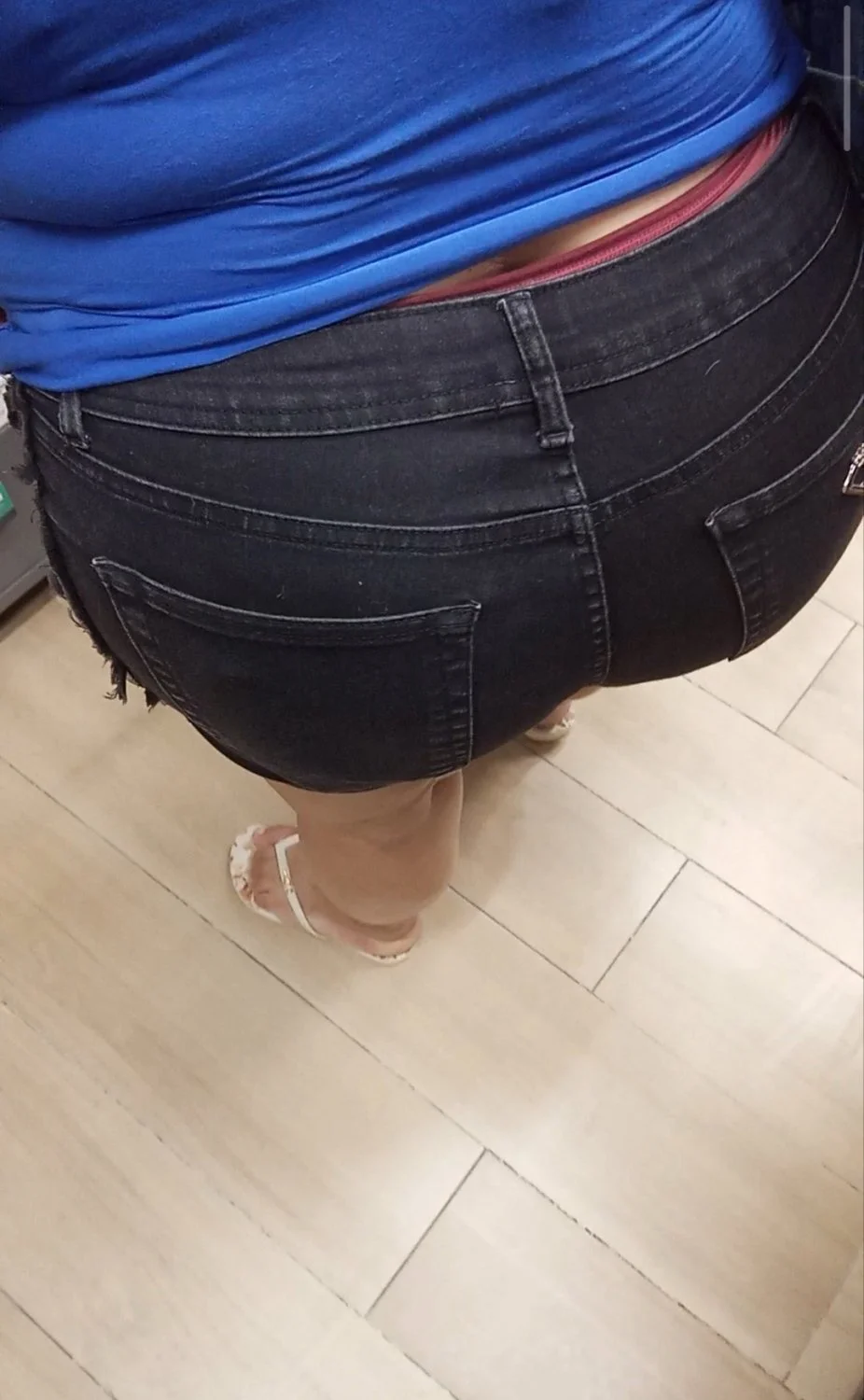 Coroa gorda do rabo grande fazendo compras image 32
