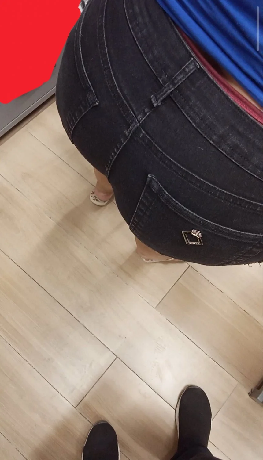 Coroa gorda do rabo grande fazendo compras image 33