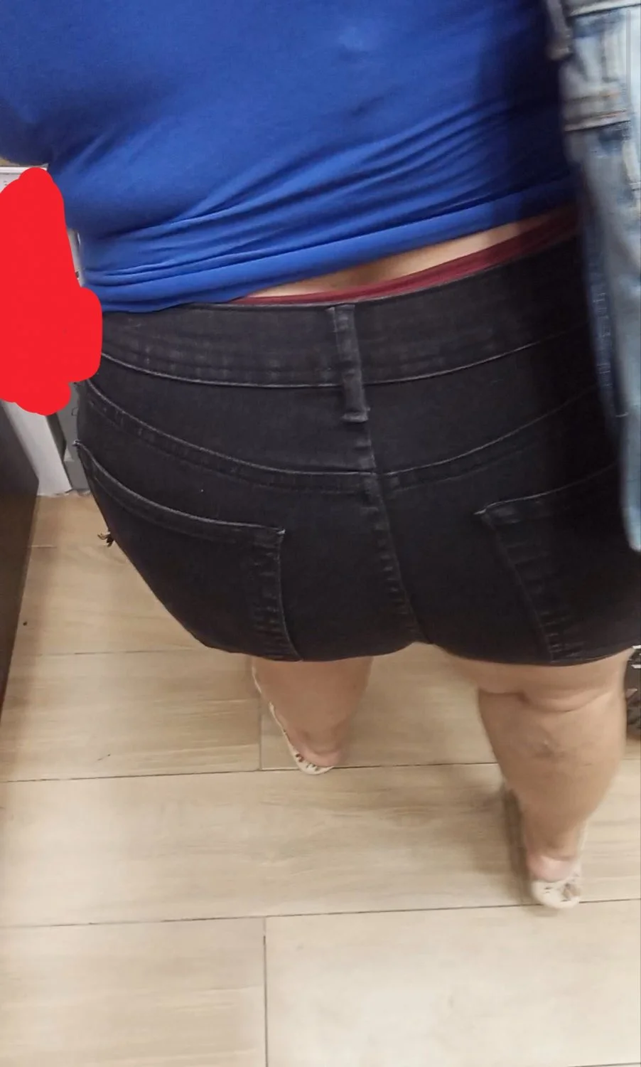 Coroa gorda do rabo grande fazendo compras image 34