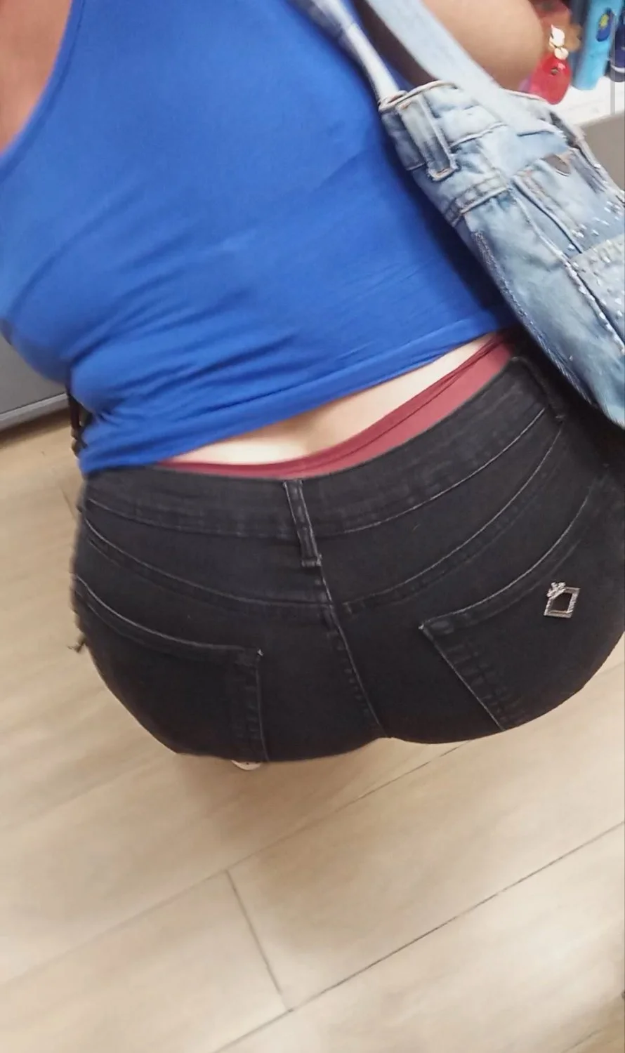 Coroa gorda do rabo grande fazendo compras image 38