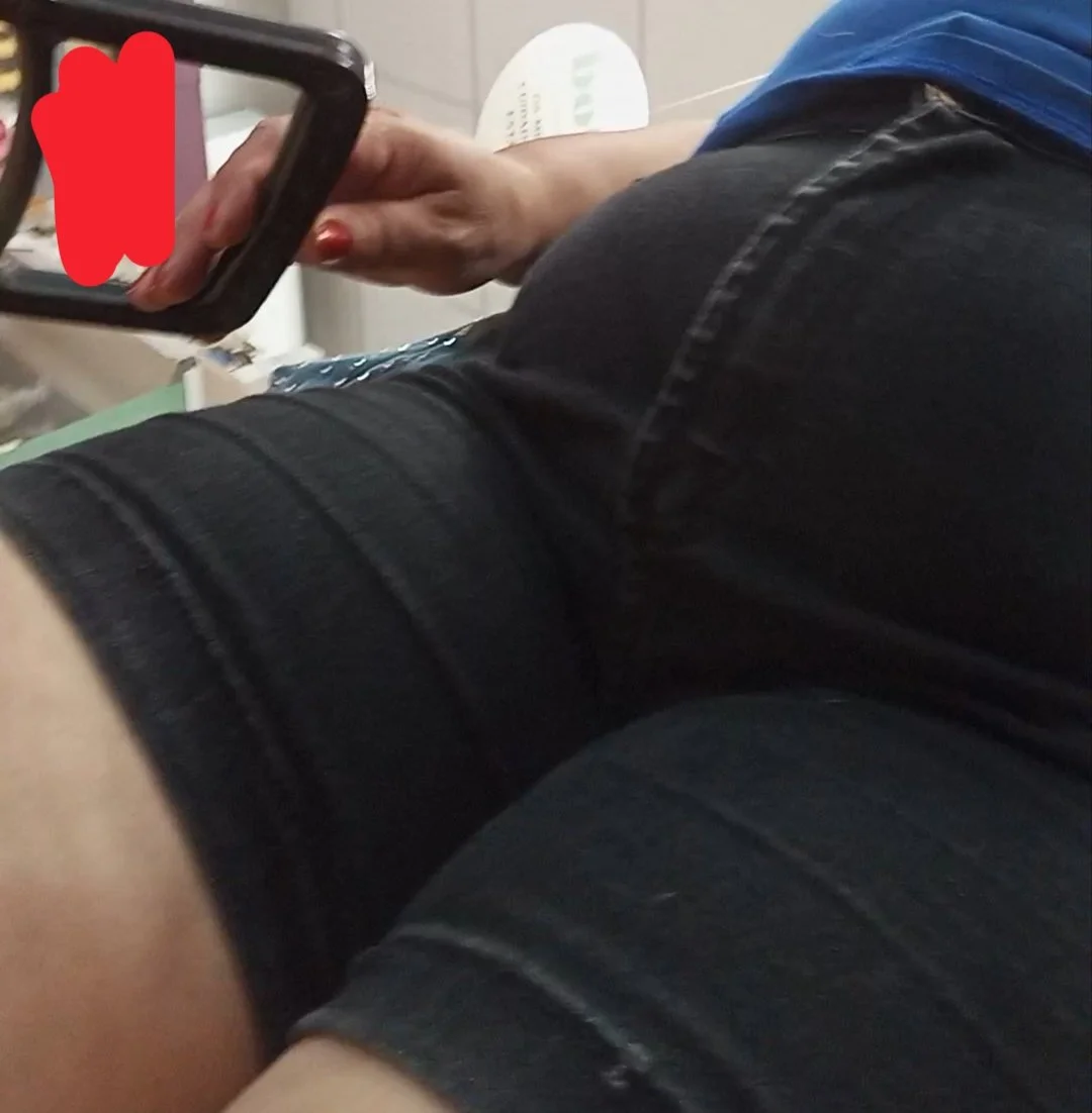 Coroa gorda do rabo grande fazendo compras image 4
