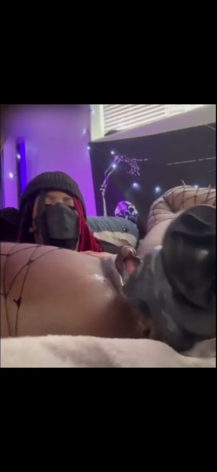 Big clit ebony enjoying her fuckingmachime - who is she 🥵🔥 image 9