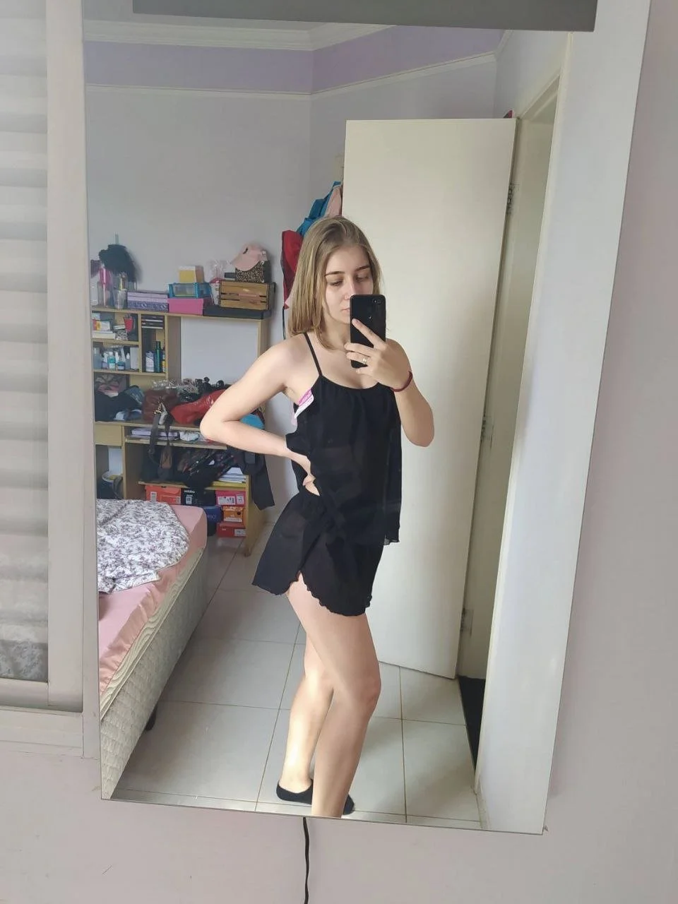 Loira novinha vazada mostrando a bucetinha! image 4