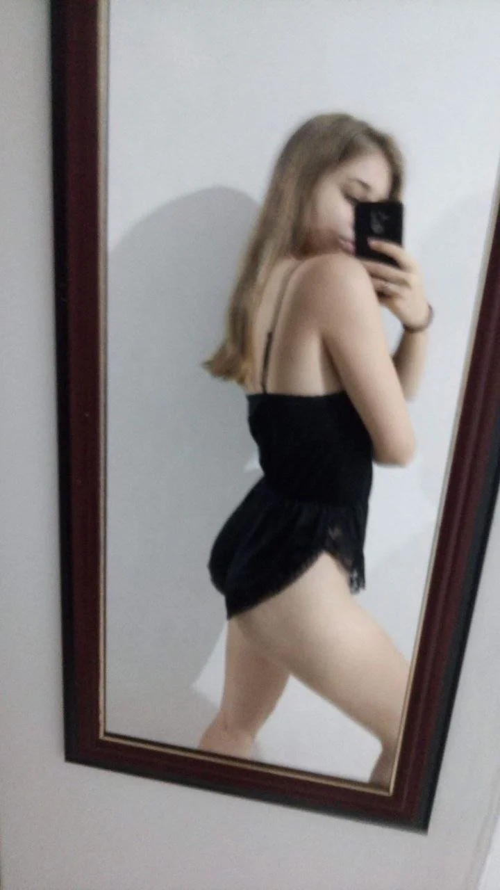 Loira novinha vazada mostrando a bucetinha! image 6