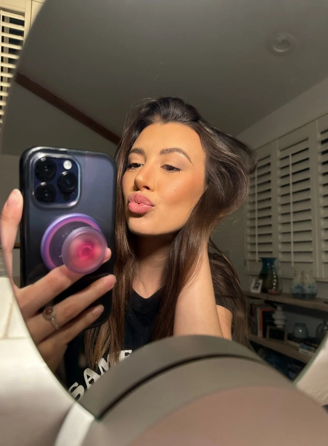 I like taking cute selfies main image